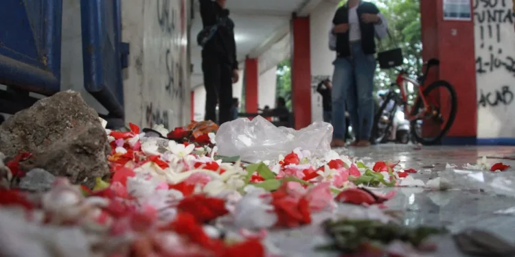 Get 13 Gerbang Keluar Stadion Kanjuruhan diwarnai banyak kunjugan dari berbagai masyarakat untuk melihat lokasi pasca tragedi berdarah khususnya di get 13 pintu keluar stadion, Senin (3/0/2022).