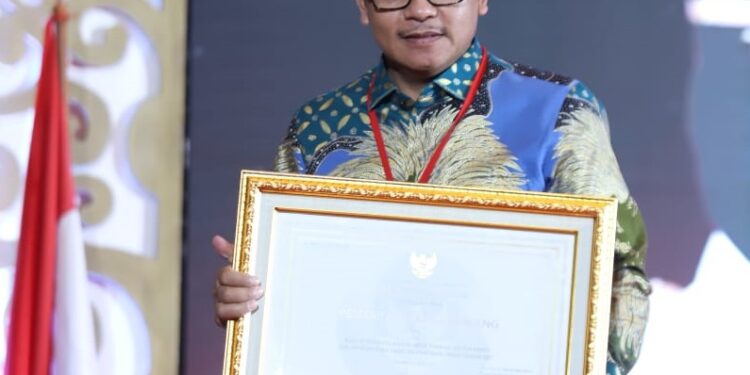 Wali Kota Malang, Sutiaji, menerima penghargaan Kualitas Pengisian Jabatan Pimpinan Tinggi.