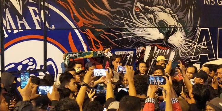 Bonek datang ke Stadion Kanjuruhan Malang disambut Aremania, Jumat 7 Oktober 2022. Foto: Ulul Azmy/Tugumalang.id