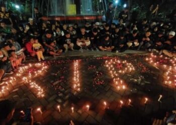 Aksi Solidaritas dilakukan ratusan Bonek di Taman Apsari Surabaya. Foto: Rahman Hakim/Tugujatim.id