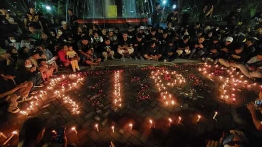 Aksi Solidaritas dilakukan ratusan Bonek di Taman Apsari Surabaya. Foto: Rahman Hakim/Tugujatim.id