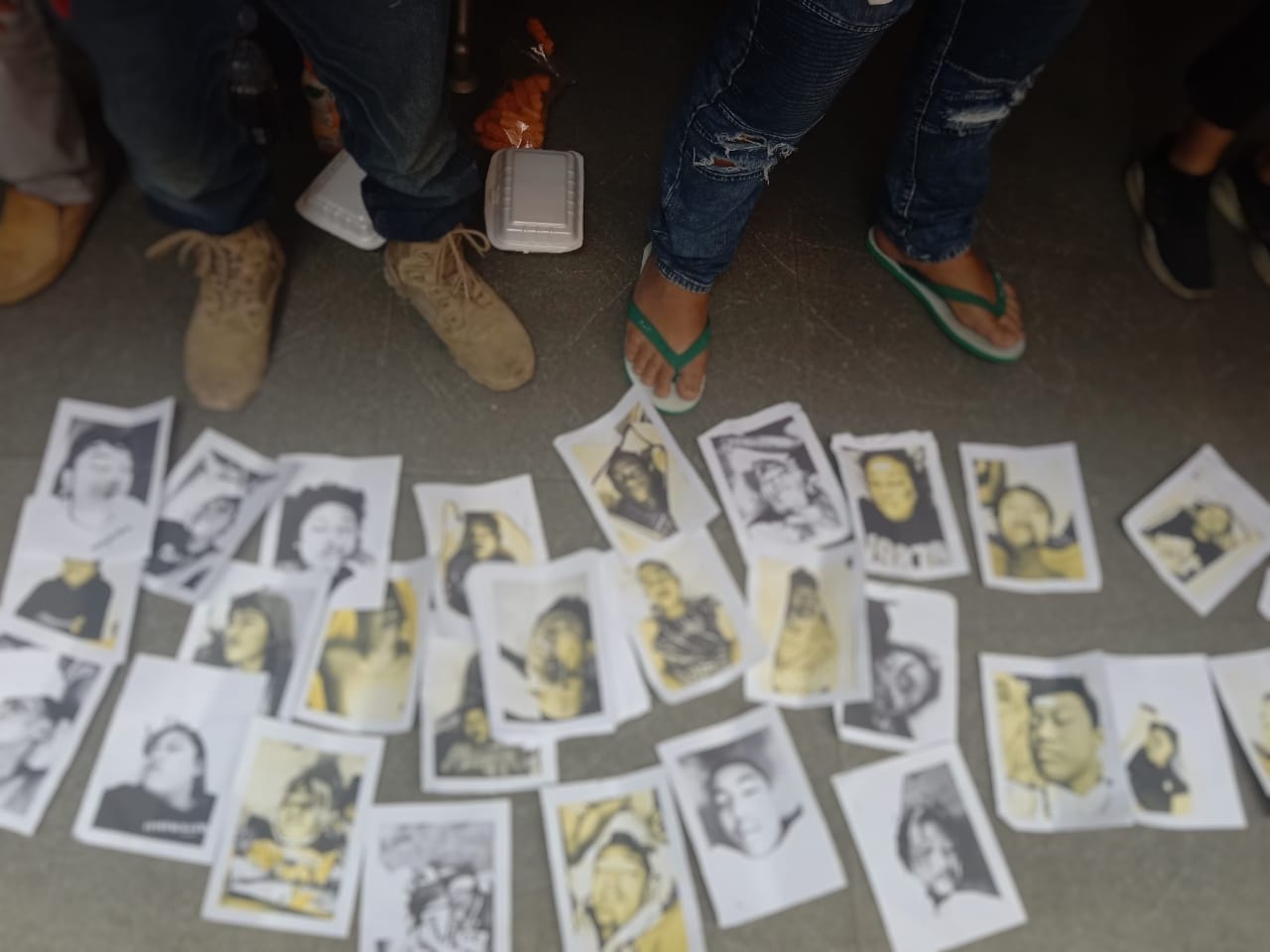 Kertas kertas berisi foto jenazah korban Tragedi Kanjuruhan.