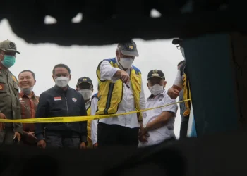 Mentri PUPR Basuki Hadimuljono (dua dari kanan), Bupati Malang Sanusi (satu dari kanan), Menpora Zainudin Amali (tiga dari kanan) saat meninjau Stadion Kanjuruhan Malang untuk tahap perencanaaan perbaikan stadion.
