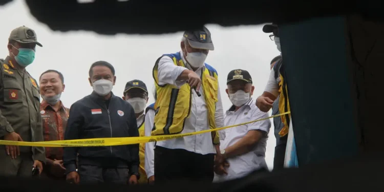 Mentri PUPR Basuki Hadimuljono (dua dari kanan), Bupati Malang Sanusi (satu dari kanan), Menpora Zainudin Amali (tiga dari kanan) saat meninjau Stadion Kanjuruhan Malang untuk tahap perencanaaan perbaikan stadion.