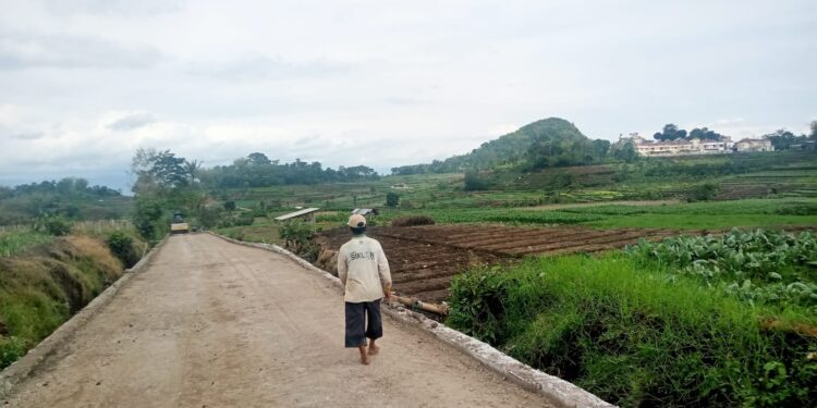 Jalur tembus di Dusun Klerek - Desa Torongrejo Kota Batu mulai digarap. Diharapkan nantinya bisa mengurai kemacetan sekaligus menyokong pertumbuhan ekonomi.