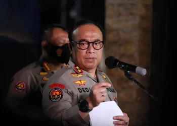 Kadiv Humas Polri, Irjen Pol Dedi Prasetyo, saat konferensi pers di Polres Malang.