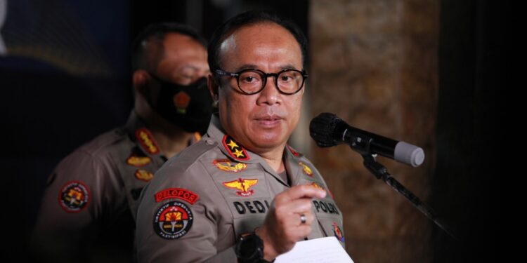 Kadiv Humas Polri, Irjen Pol Dedi Prasetyo, saat konferensi pers di Polres Malang.