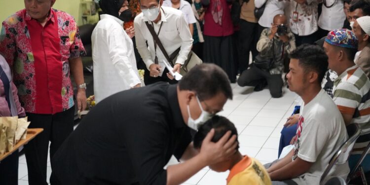 Ahmad Basarah memeluk keluarga korban Tragedi Kanjuruhan. Foto dok. PDIP