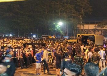 Aremania dan Situasi di luar stadion Kanjuruhan, Kabupaten Malang saat tragedi terjadi.
