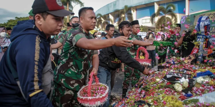 TNI - Foto: TNI Tahlilan dan Doa Bersama di Stadion Kanjuruhan