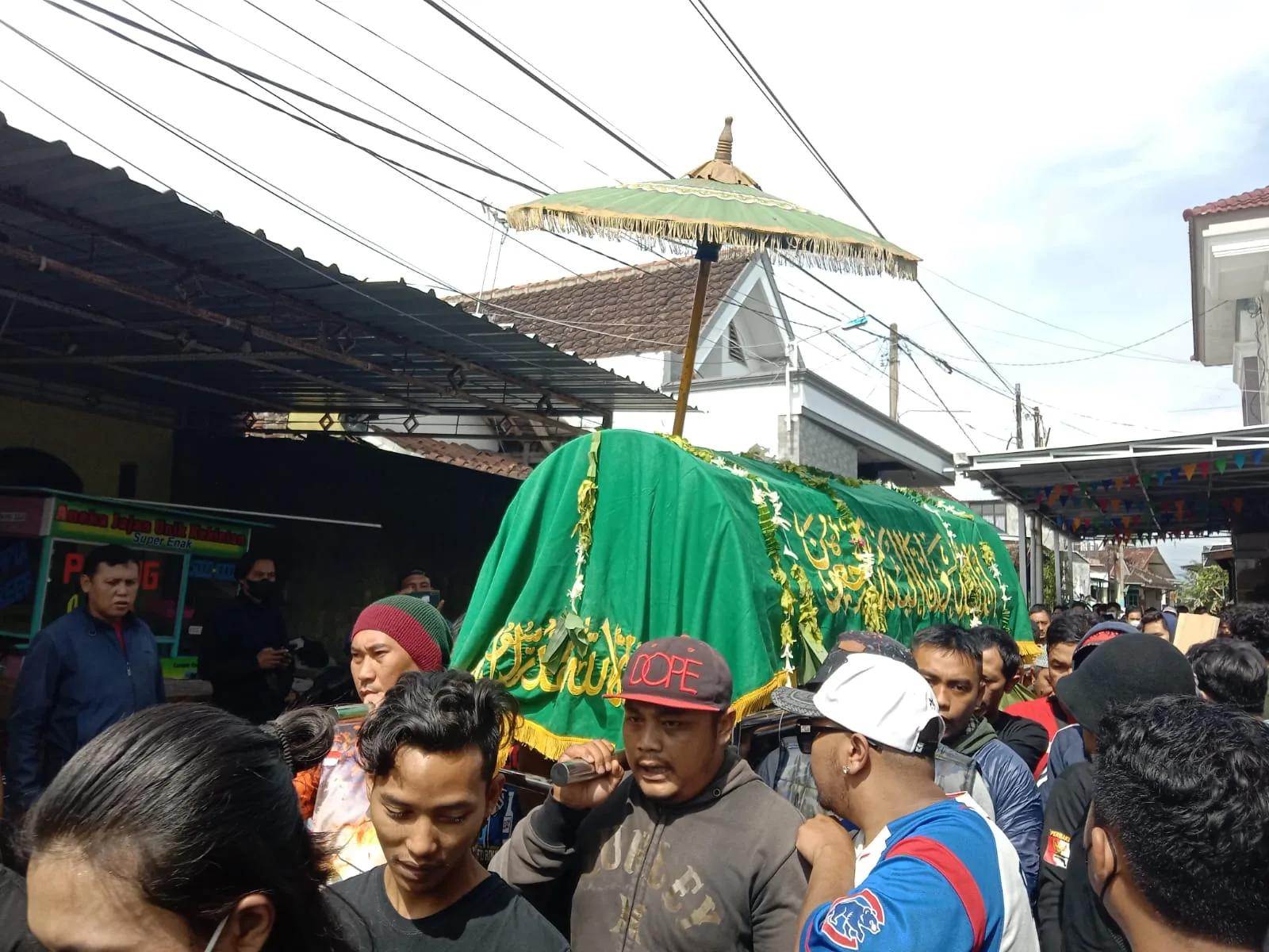 Pemberangkatan Farza Dwi Kurniawan menuju peristirahatan terakhirnya.