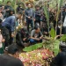 Keluarga, kerabat dan pelayat melantunkan doa di tempat peristirahatan terakhir korban Tragedi Kanjuruhan.