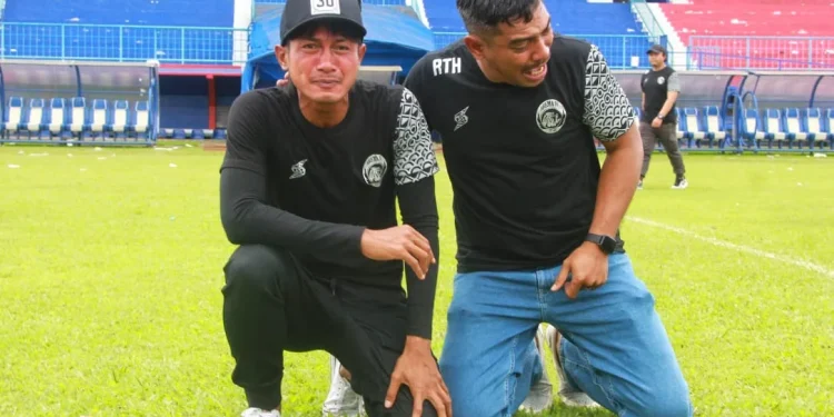 Foto : Kesedihan Pemain Arema FC Saat Tabur Bunga dan Doa Bersama