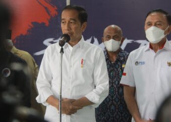 Presiden Jokowi saat berkunjung ke Stadion Kanjuruhan pada Rabu (5/10/2022).