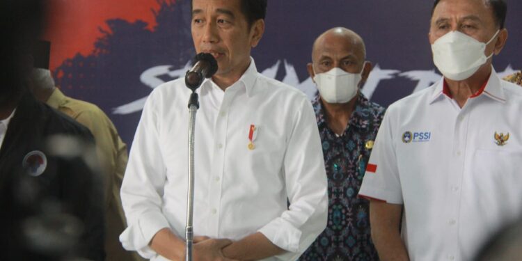 Presiden Jokowi saat berkunjung ke Stadion Kanjuruhan pada Rabu (5/10/2022).