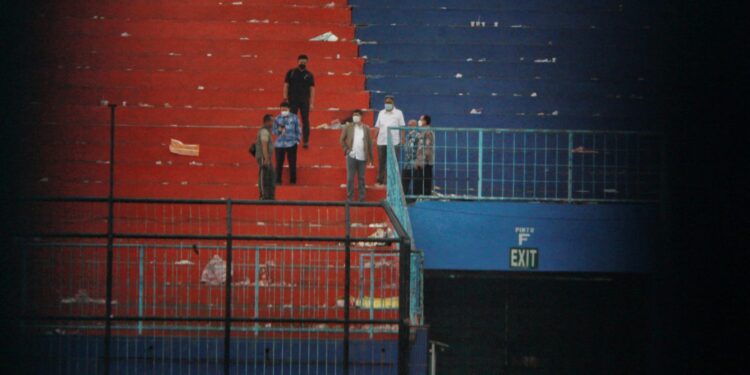 Beberepa Aremania memberi penghormatan terakhir di Stadion Kanjuruhan.