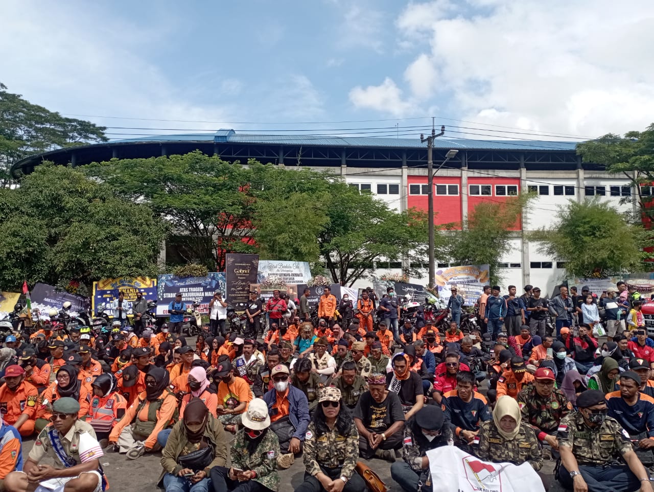 Para relawan dari seluruh Malang Raya berkumpul di Stadion Kanjuruhan untuk mendoakan para korban. 
