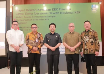 Wakil Gubernur Jawa Timur, Emil Dardak (tengah), bersama anggota Dewan Nasional KEK setelah penandatanganan berita acara kesiapan operasi KEK Singhasari dan Gresik.
