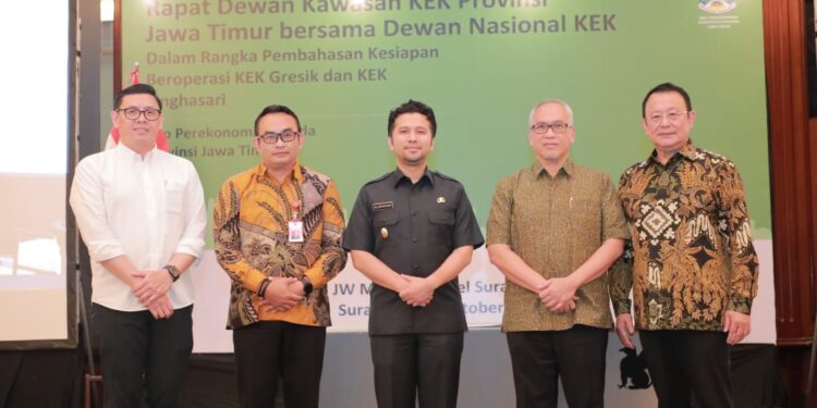 Wakil Gubernur Jawa Timur, Emil Dardak (tengah), bersama anggota Dewan Nasional KEK setelah penandatanganan berita acara kesiapan operasi KEK Singhasari dan Gresik.