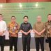 Wakil Gubernur Jawa Timur, Emil Dardak (tengah), bersama anggota Dewan Nasional KEK setelah penandatanganan berita acara kesiapan operasi KEK Singhasari dan Gresik.