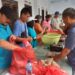 Para relawan dapur umum membungkus nasi untuk didistribusikan pada warga terdampak banjir di Sitiarjo.