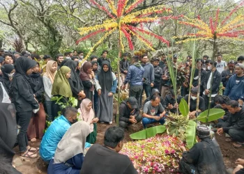 Keluarga, kerabat dan pelayat melantunkan doa di tempat peristirahatan terakhir korban Tragedi Kanjuruhan.
