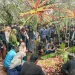 Keluarga, kerabat dan pelayat melantunkan doa di tempat peristirahatan terakhir korban Tragedi Kanjuruhan.