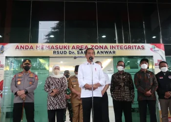 Preside Joko Widodo saat konferensi pers di depan IGD RSSA Malang.