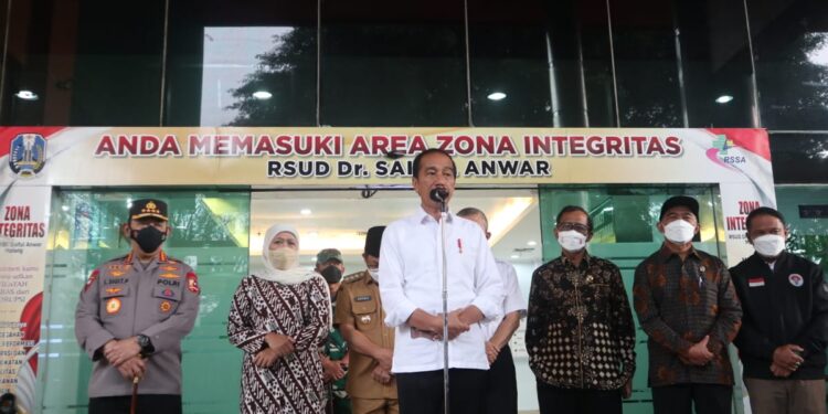 Preside Joko Widodo saat konferensi pers di depan IGD RSSA Malang.