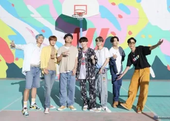  Boy group Bangtan Sonyeondan (BTS) yang akan segera menjalani wajib militer.