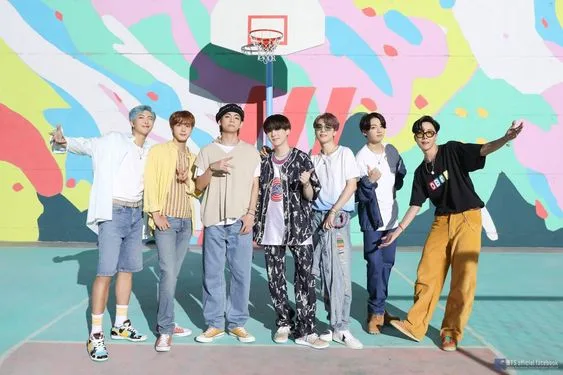 Boy group Bangtan Sonyeondan (BTS) yang akan segera menjalani wajib militer.