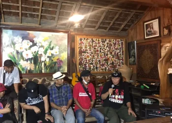 Anto Baret (paling kanan) saat memberikan keterangan.