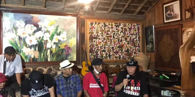 Anto Baret (paling kanan) saat memberikan keterangan.