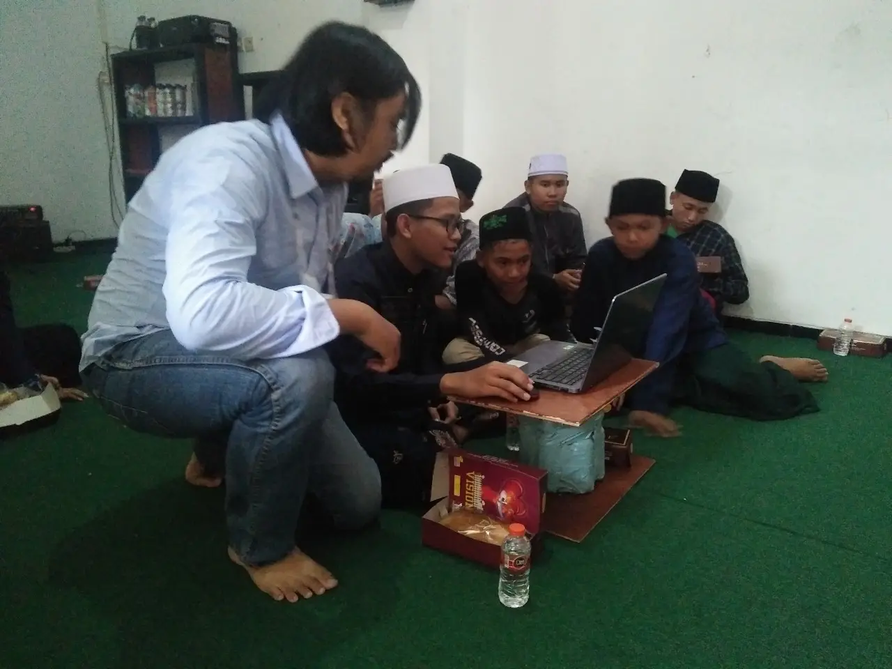 Keseruan pemaparan pateri kepada anak didik panti asuhan.