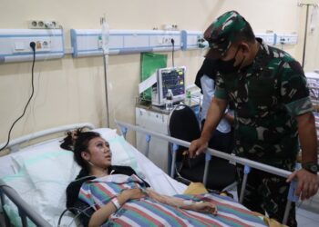 Jenderal TNI Dudung Abdurachman menjenguk korban luka Tragedi Kanjuruhan di RSSA Malang, Kamis (6/10/2022). Foto dok. Korem 083