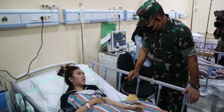 Jenderal TNI Dudung Abdurachman menjenguk korban luka Tragedi Kanjuruhan di RSSA Malang, Kamis (6/10/2022). Foto dok. Korem 083