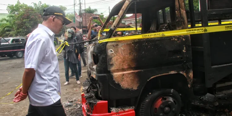 Menteri Menko PMK, Muhadjir Effendi, meninjau Stadion Kanjuruhan Malang. Foto/Rubianto.