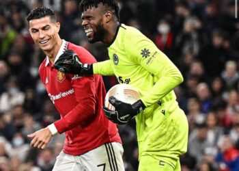 Francis Uzoho tampak bergurau dengan Cristiano Ronaldo saat laga Manchester United vs Omonoia.