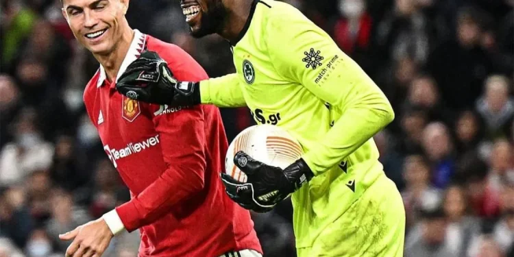 Francis Uzoho tampak bergurau dengan Cristiano Ronaldo saat laga Manchester United vs Omonoia.