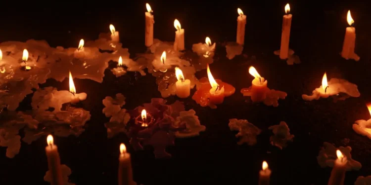 Korban,Aremania Doa Bersama - Foto: Nyalakan Lilin, Aremania Doa Bersama untuk Korban Tragedi Stadion Kanjuruhan