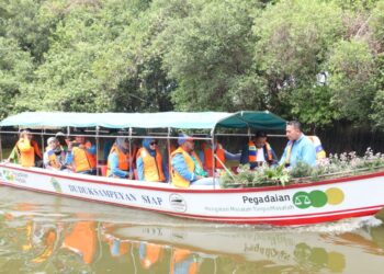 Perahu wisata Desa Kemudi melalui CSR Pegadaian.