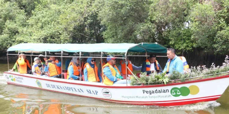 Perahu wisata Desa Kemudi melalui CSR Pegadaian.