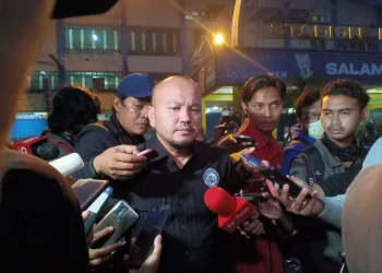 Manajer Arema FC, Ali Rifki, sangat terpukul akibat insiden di Kanjuruhan Malang. Terkait sanksi PSSI, dia tidak bisa banyak bicara.
