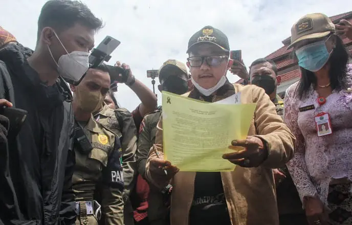 Wali Kota Malang, Sutiaji, menandatangani 9 tutuntutan suporter Arema FC (Aremania) yang melakukan unjuk rasa di depan Balai Kota Malang, Jawa Timur, Kamis (27/10/2022). Selain menuntut penuntasan kasus Tragedi Kanjuruhan yang transparan dan adil, mereka juga meminta pihak terkait pertandingan Arema FC lawan Persebaya turut bertanggung jawab dalam tragedi yang menewaskan 135 orang tersebut.