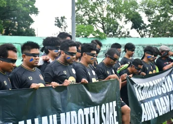 Para jurnalis yang tergabung dalam Jurnalis Malang Raya Football Club (JMR FC) melakukan aksi solidaritas dengan menutup mata hingga aksi cuci tangan, Jumat (21/10/2022).