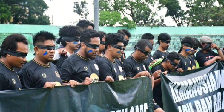 Para jurnalis yang tergabung dalam Jurnalis Malang Raya Football Club (JMR FC) melakukan aksi solidaritas dengan menutup mata hingga aksi cuci tangan, Jumat (21/10/2022).