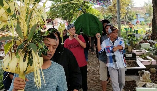 Suasana pemakaman Audi Nesa Alfiari di TPU Mergosono, Kota Malang.