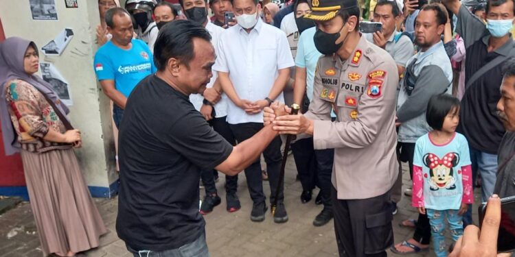 Kapolres Malang AKBP Putu Kholis Aryana menyapa dan menyalami peziarah Tragedi Kanjuruhan.