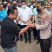 Kapolres Malang AKBP Putu Kholis Aryana menyapa dan menyalami peziarah Tragedi Kanjuruhan.