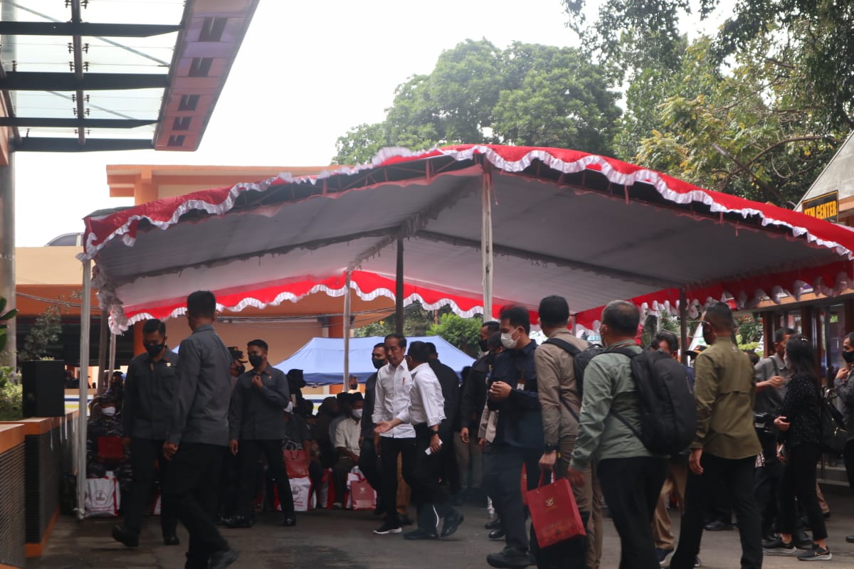 Presiden RI Joko Widodo saat akam menjenguk korban tragedi Kanjuruhan yang dirawat di RSSA Malang. 